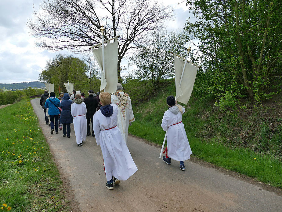 Bittprozession an der Weingartenkapelle (Foto: Karl-Franz Thiede)